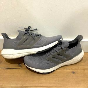 Preowned Adidas Ultraboost 21 Running Shoes
Men's Size 13
ART FY0381